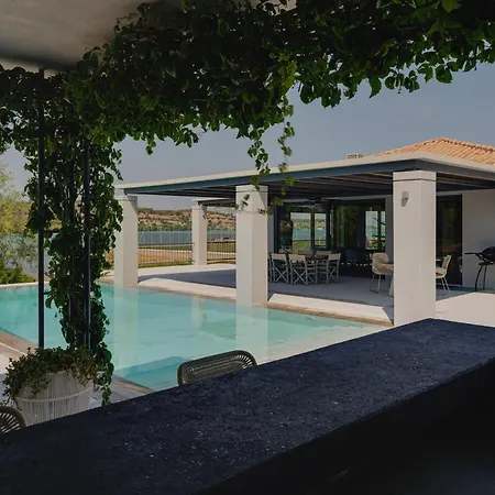 Nyaraló The House Before The