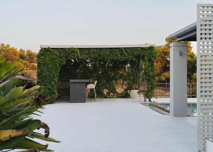 The House Before The Nyaraló Pórto Héli