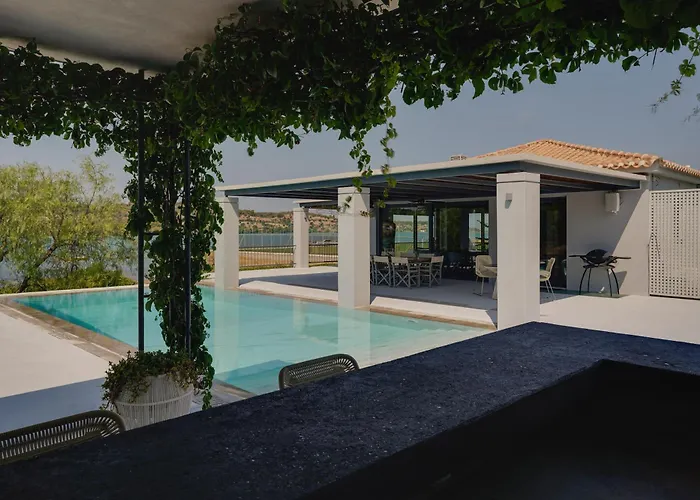 Nyaraló The House Before The