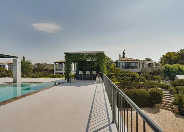 בית נופש The House Before The *